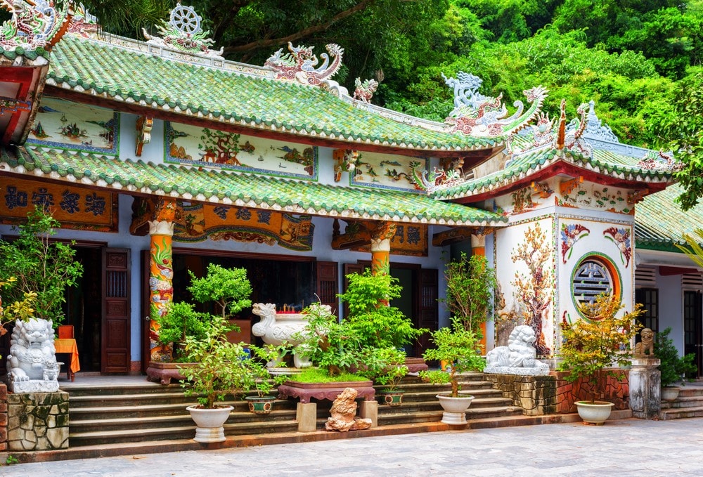 Khi tham quan, bạn nên lưu ý đi lại cẩn thận trên các con đường đá gồ ghề